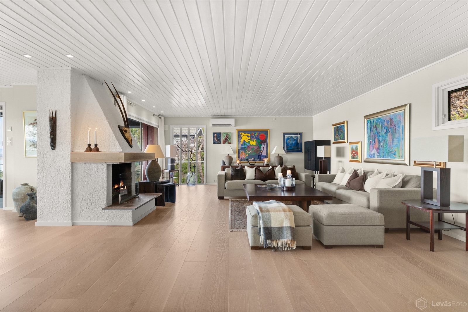 Stuen ble pusset opp i 2015 med bl.a. ny 1-stavs eikeparkett, downlights og oppmaling av veggflater i dus beigefarge Galleribilde