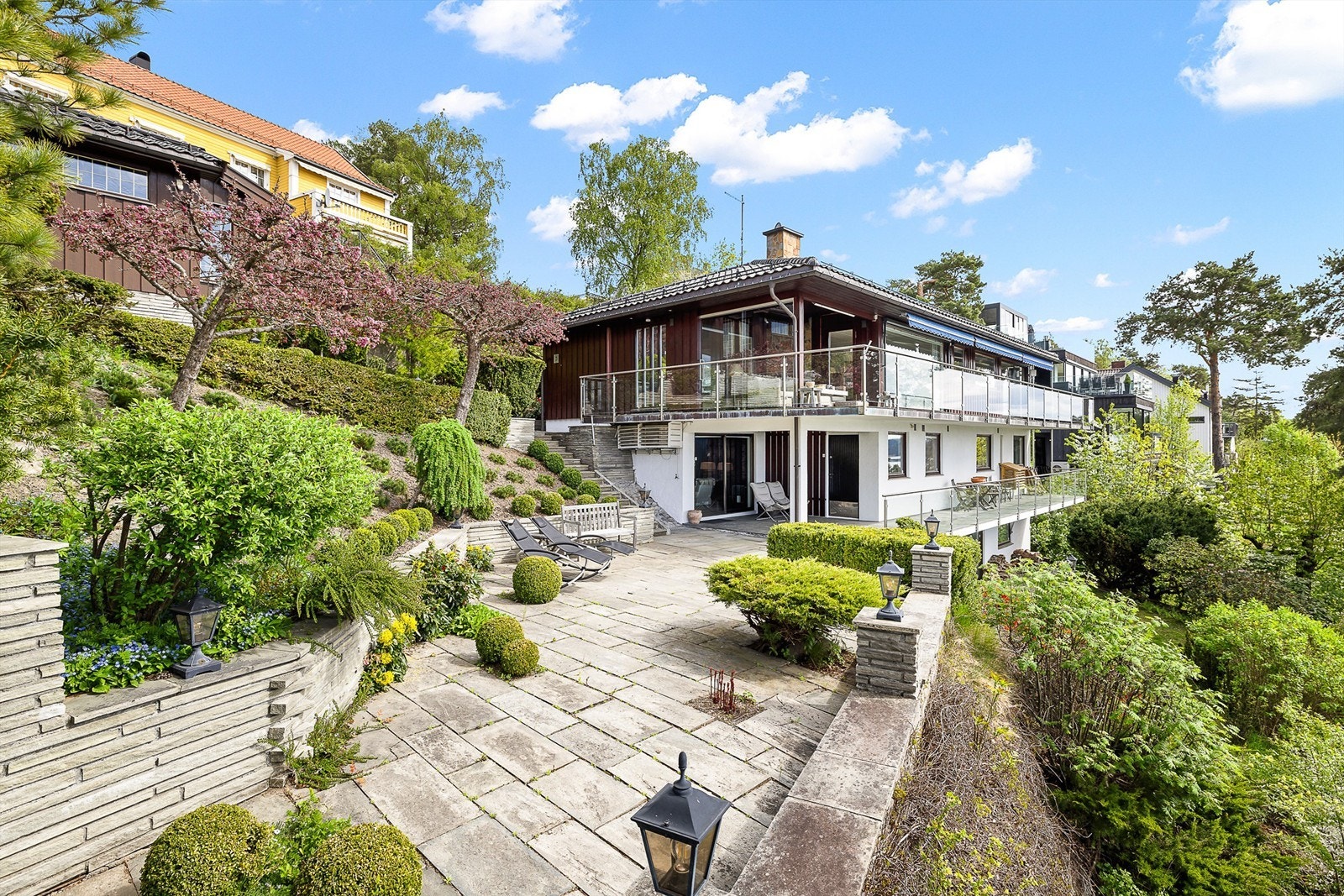 Arkitekttegnet enebolig som ble oppført i 1975. Eiendommen har vært i selgers eiertid siden 1975, og har vært jevnlig vedlikeholdt og modernisert opp gjennom årene. Huset ble oppført med bl.a. betong i etasjeskillene Galleribilde