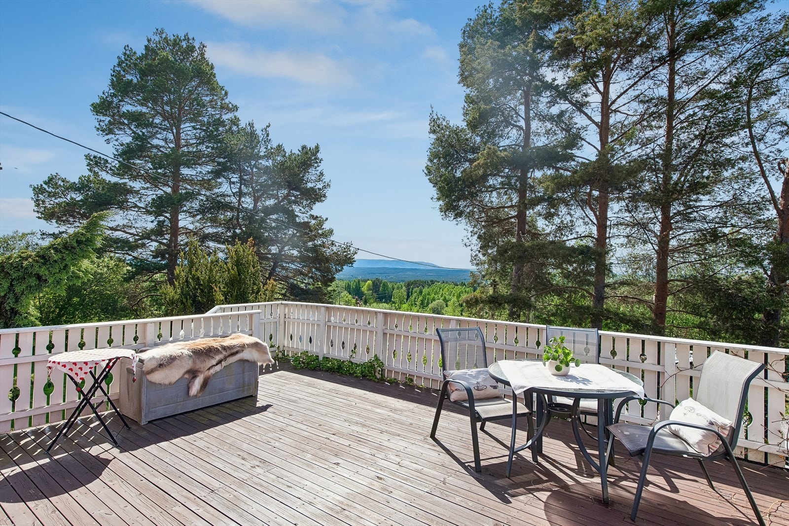 Fra takterrassen over carporten har man flott utsikt over nærområdet. Galleribilde