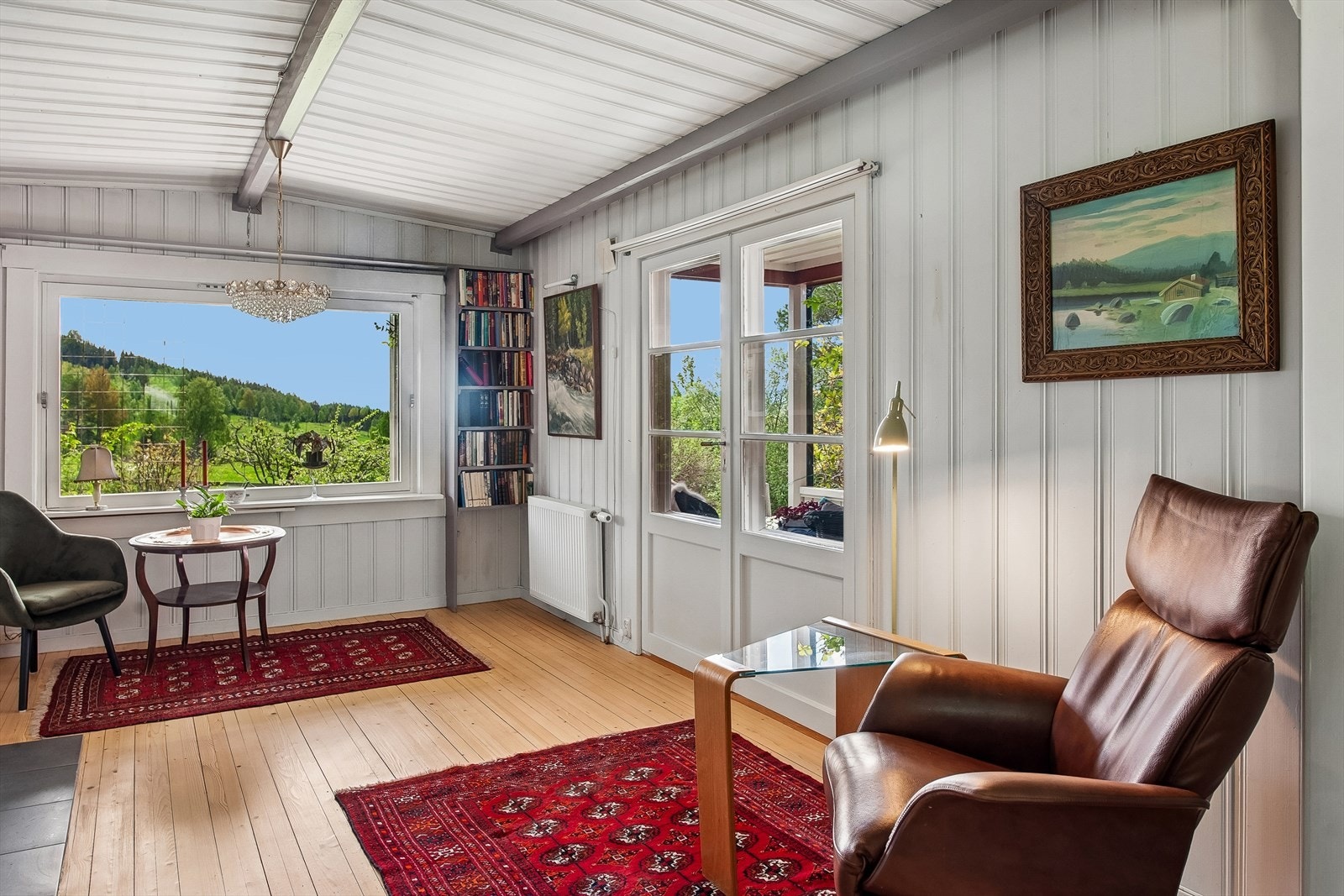 Den andre stuen har panel på veggene og direkte utgang til en overbygget terrasse. Galleribilde