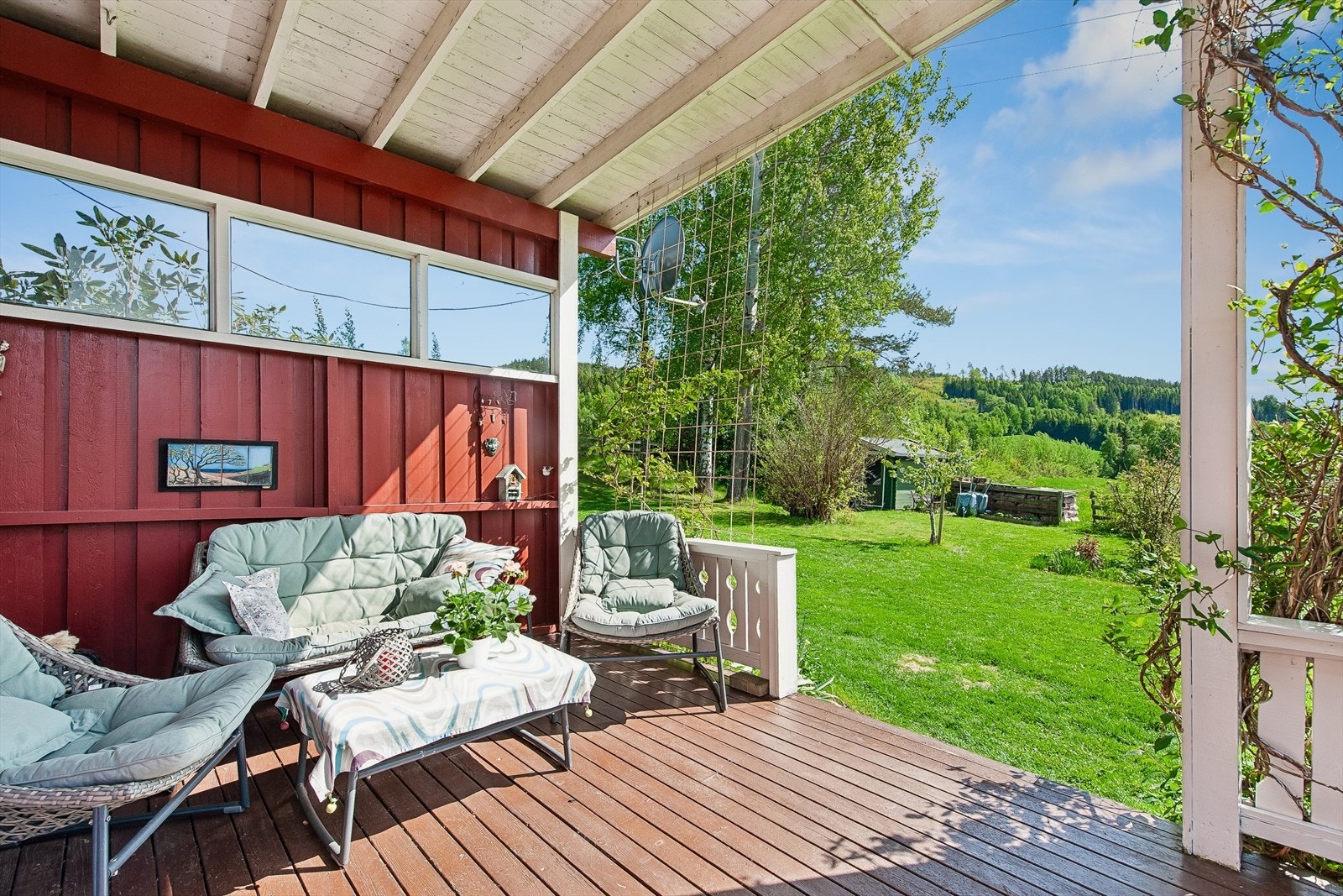 Overbygget terrasse med god plass til en hyggelig sittegruppe. Galleribilde