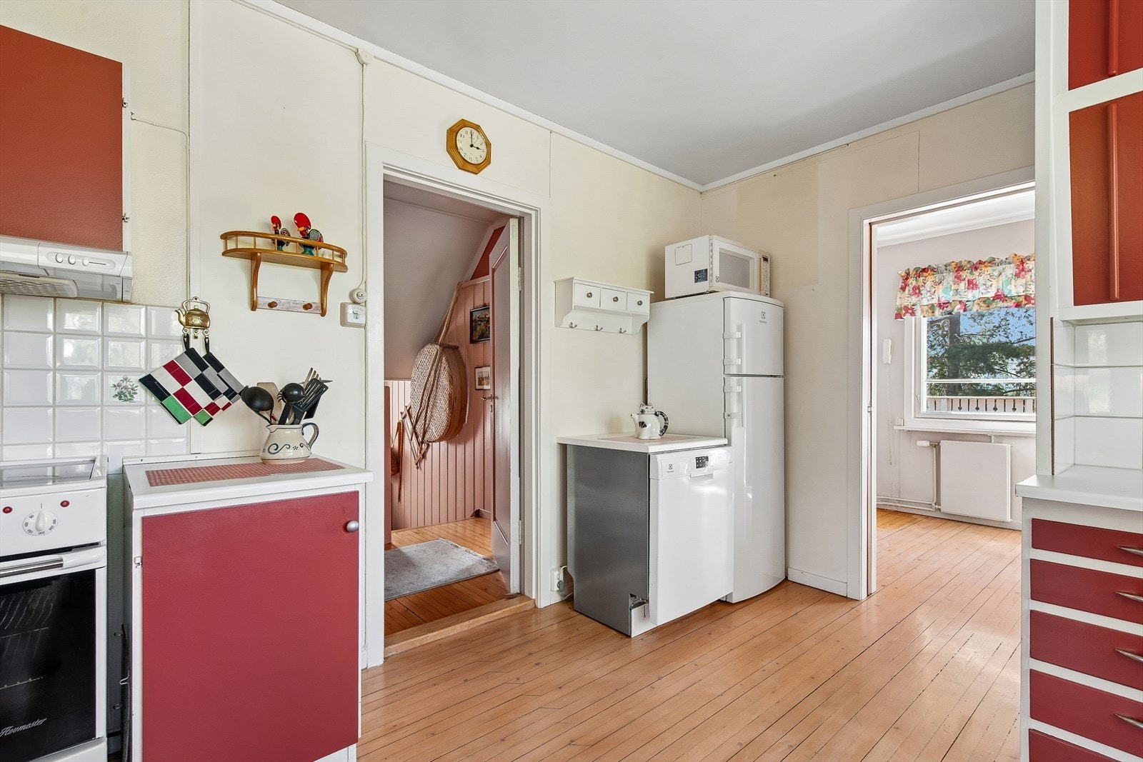Rommet har tregulv og tilknytning til flere av etasjens øvrige rom. Galleribilde