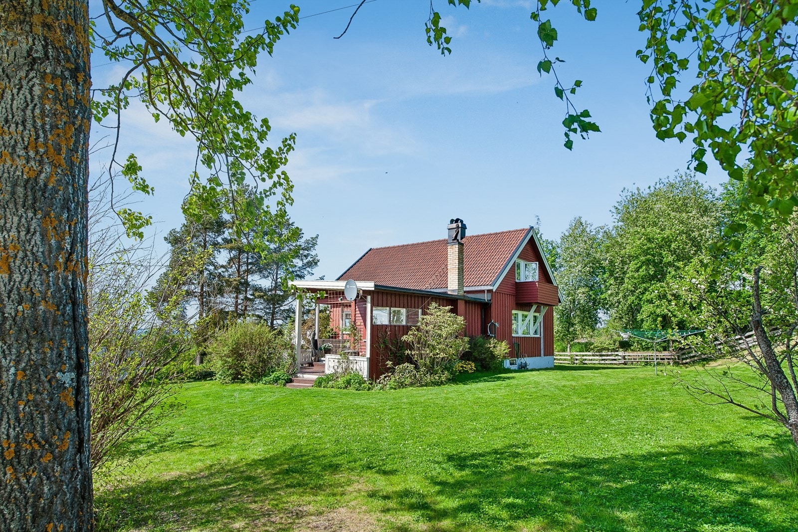 Hagen er pent opparbeidet med plen og beplantning, og gir rikelig med plass for utendørs aktiviteter. Galleribilde
