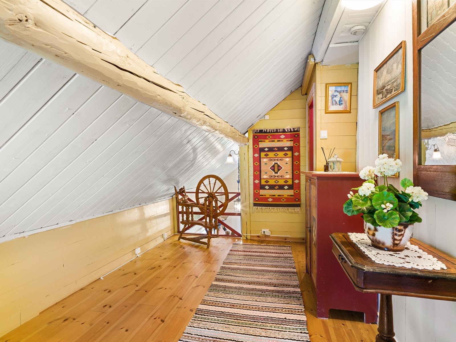 En malt tretrapp fører opp til loftsgangen. Galleribilde