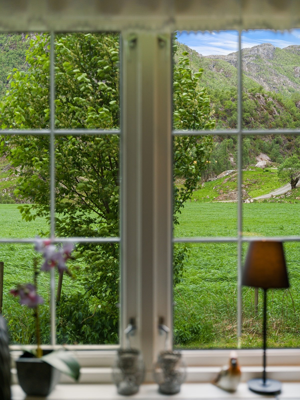 Vindusposter rammer inn utsikten som et levende maleri. Galleribilde