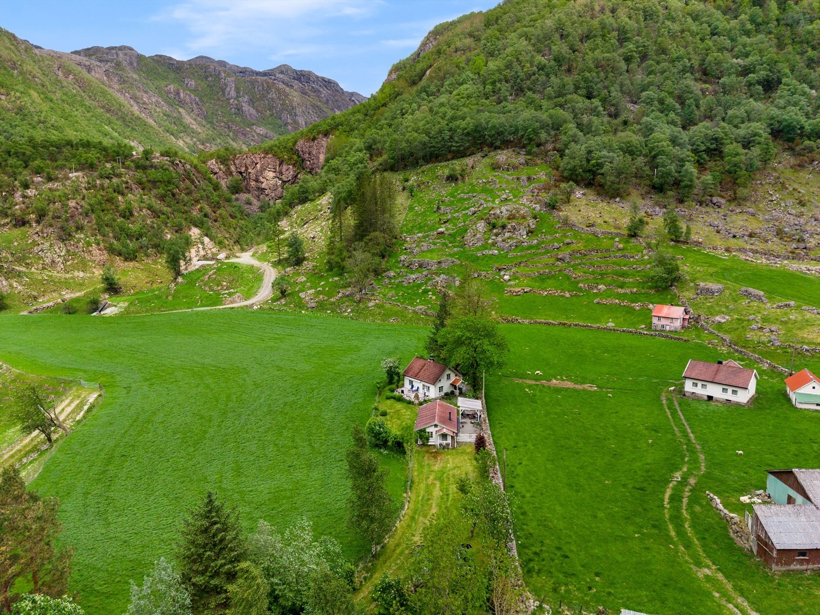 Om vinteren er det kort vei til Gilja Alpin, ca. 13 minutters kjøring unna. Galleribilde