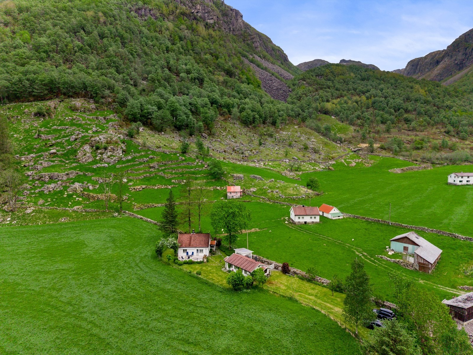 Eiendommen sett fra luften, med hovedhus og anneks. Galleribilde