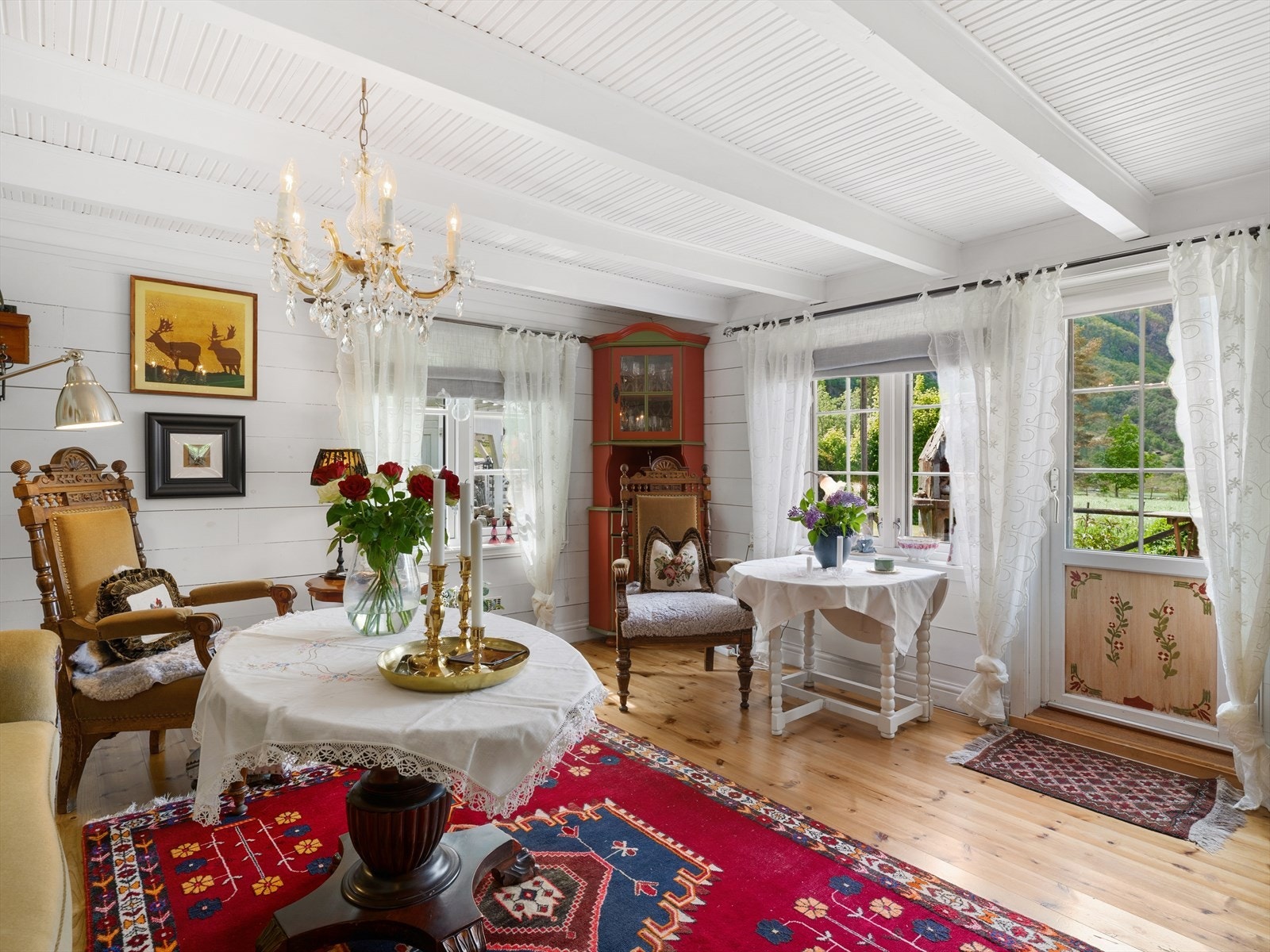 Fra stuen er det utgang til hagen og uteområdene. Galleribilde