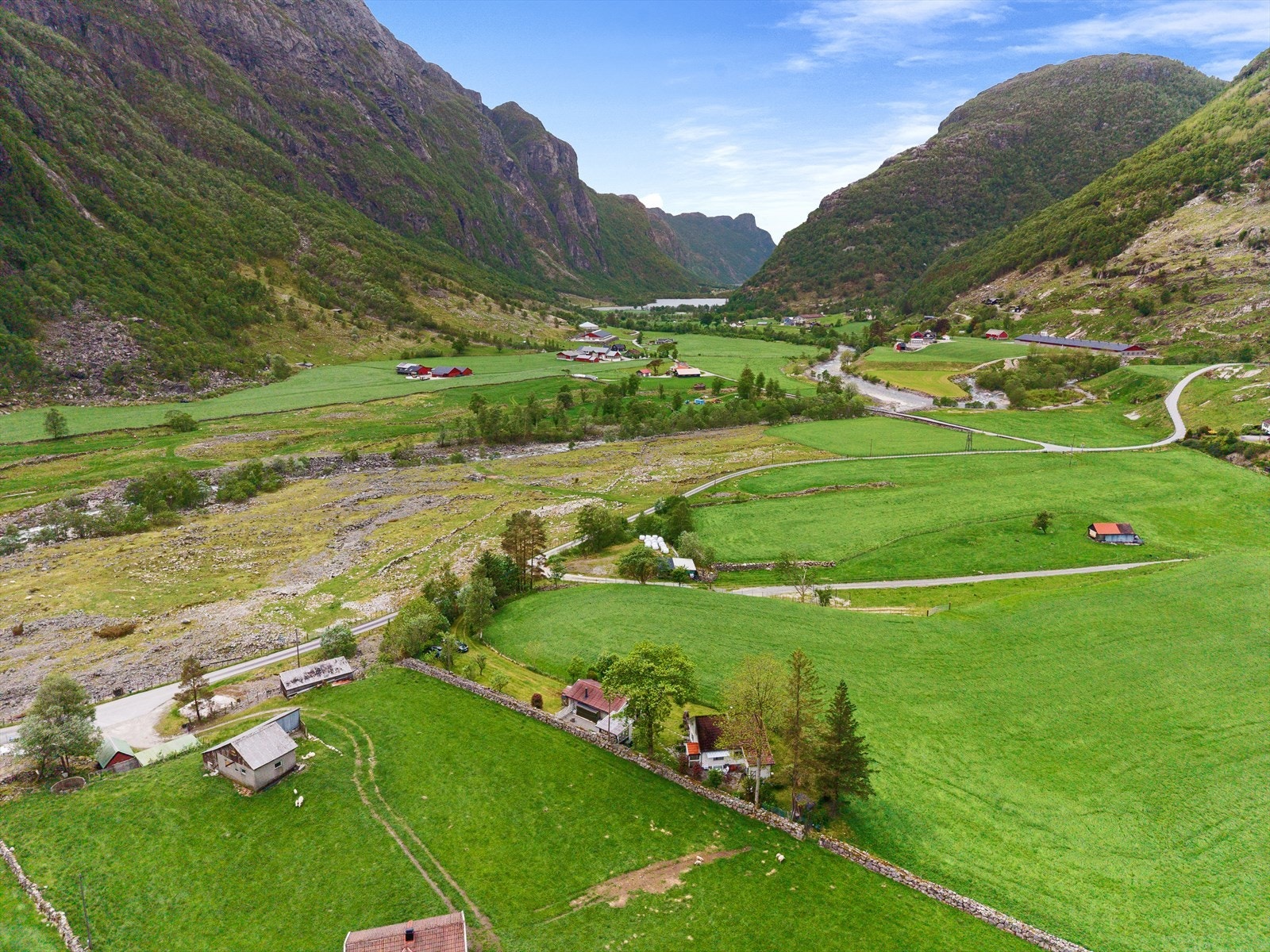 Området er kjent for sin flotte natur, med turmuligheter til Månafossen og Frafjordhatten. Galleribilde
