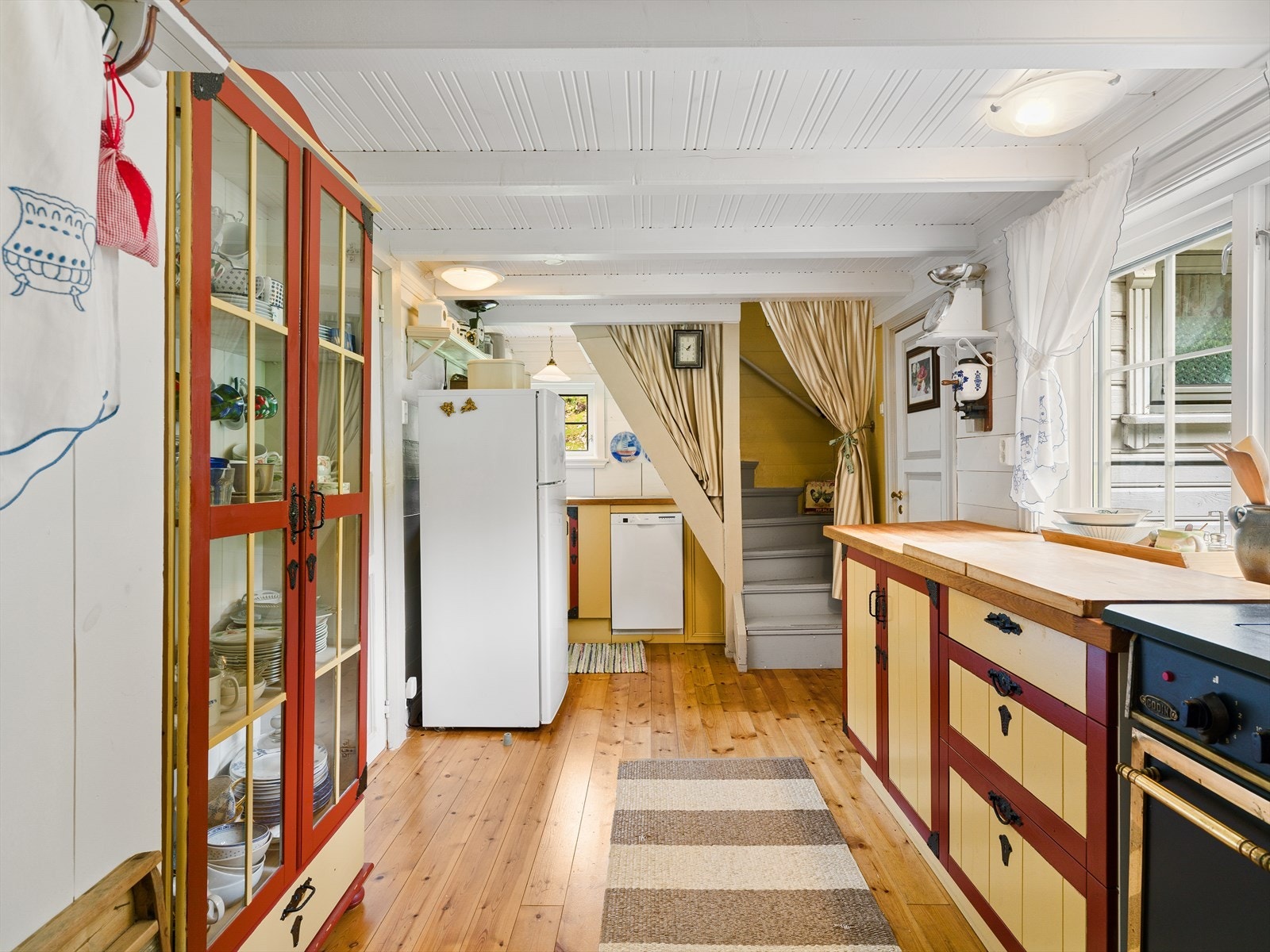 Gjennomgående i etasjen er det originale detaljer som furugulv og åpent bjelkelag i himlingen. Galleribilde