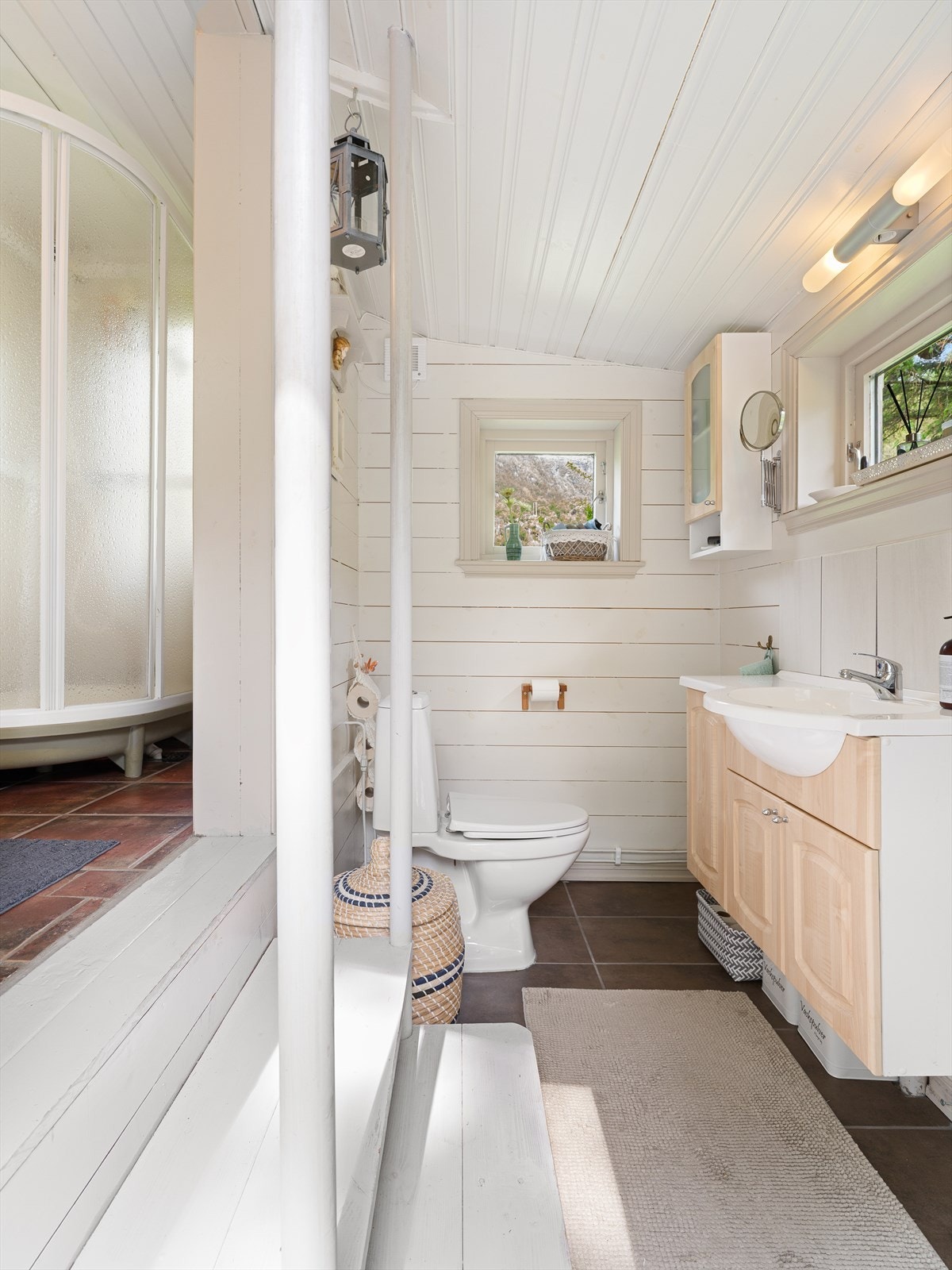 Badet er utstyrt med dusjkabinett, toalett og servant. Galleribilde