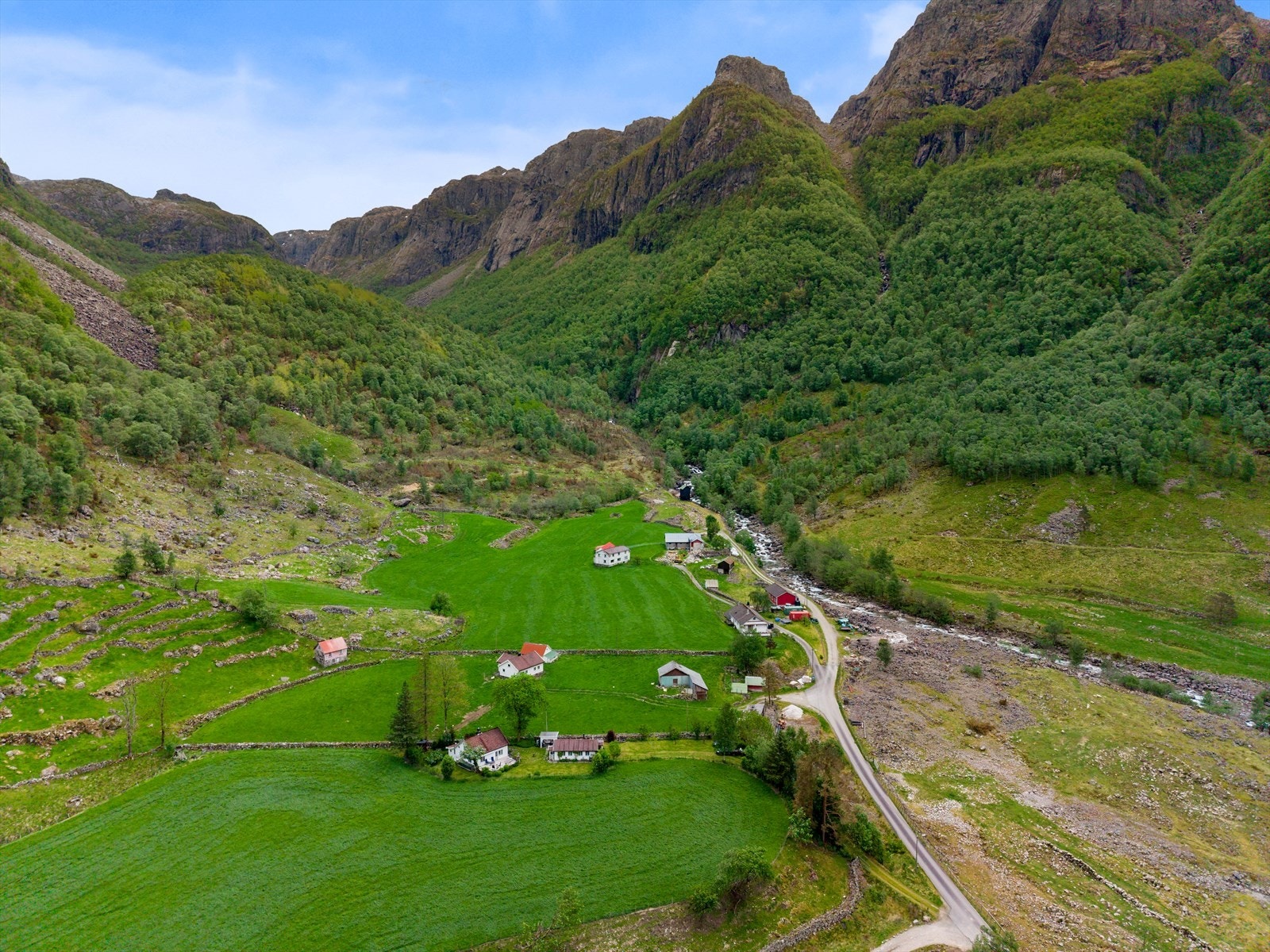 Frafjordelva, en kjent lakseelv, renner gjennom dalen. Galleribilde