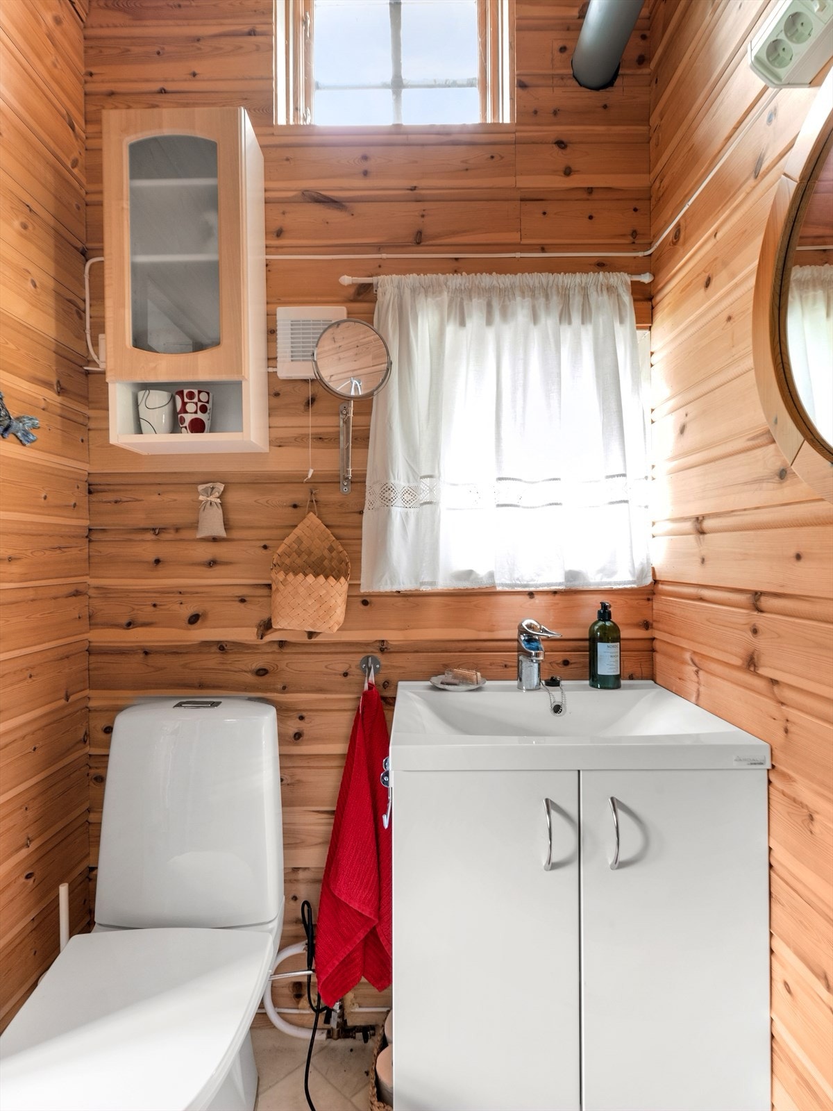Badet i annekset er utstyrt med servant og toalett. Galleribilde