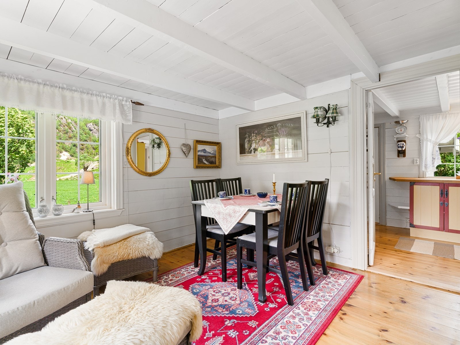 Stuen har god plass til både spisebord og sofagruppe. Galleribilde