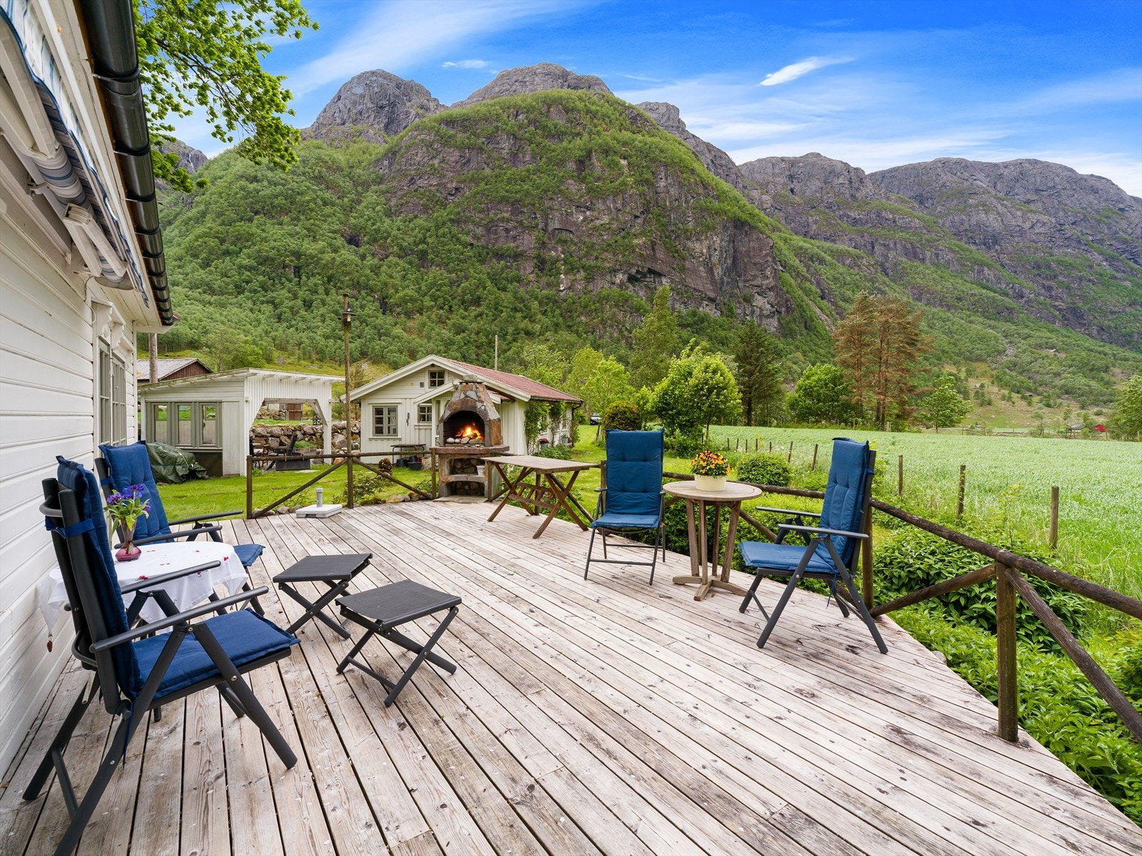 Den store terrassen med utepeis er et naturlig samlingspunkt, med utsikt over egen hage og de mektige fjellene i Frafjorddalen. Galleribilde