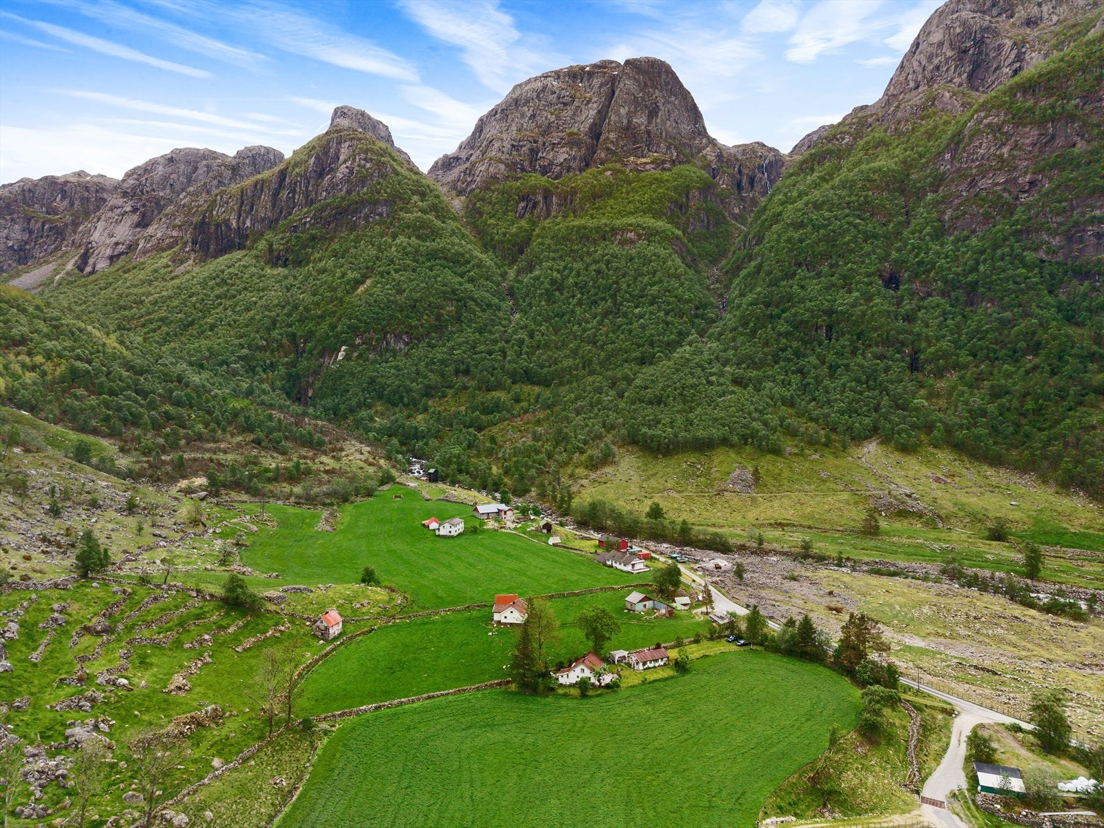 Frafjorddalen byr på mektige fjell og storslått natur. Galleribilde