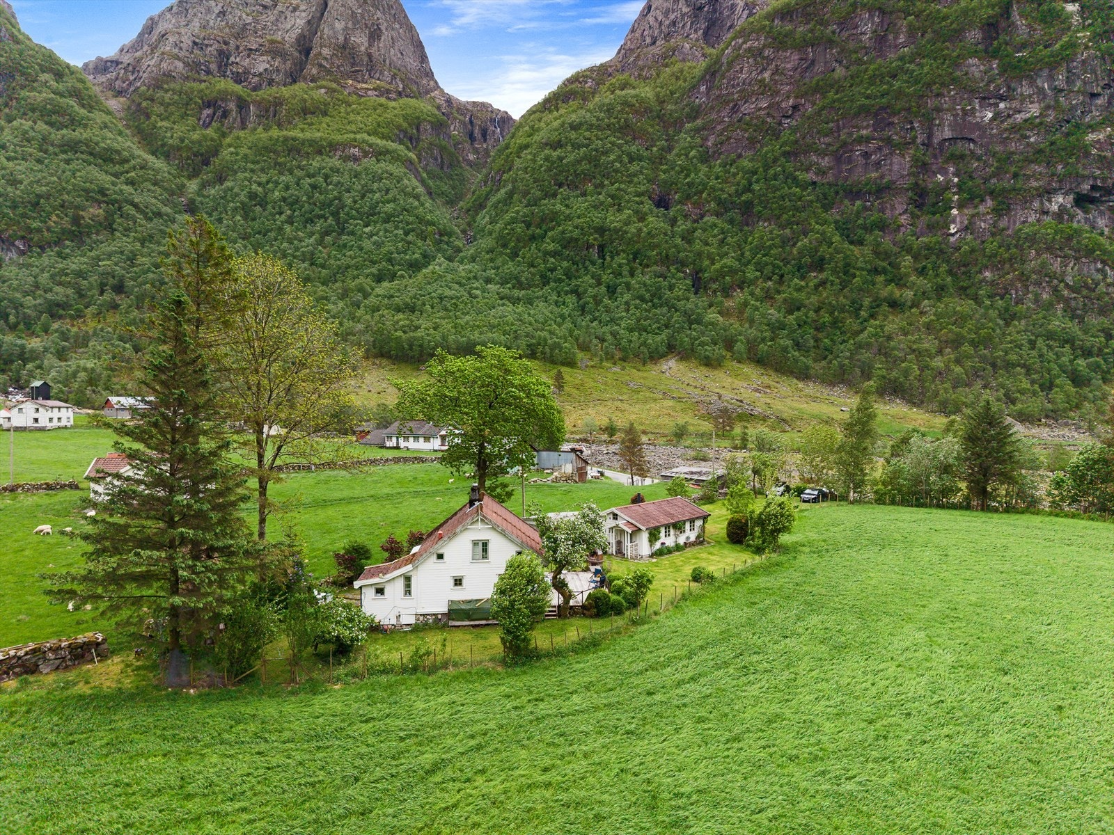 Et idyllisk landskap med en blanding av kulturlandskap og vill natur. Galleribilde