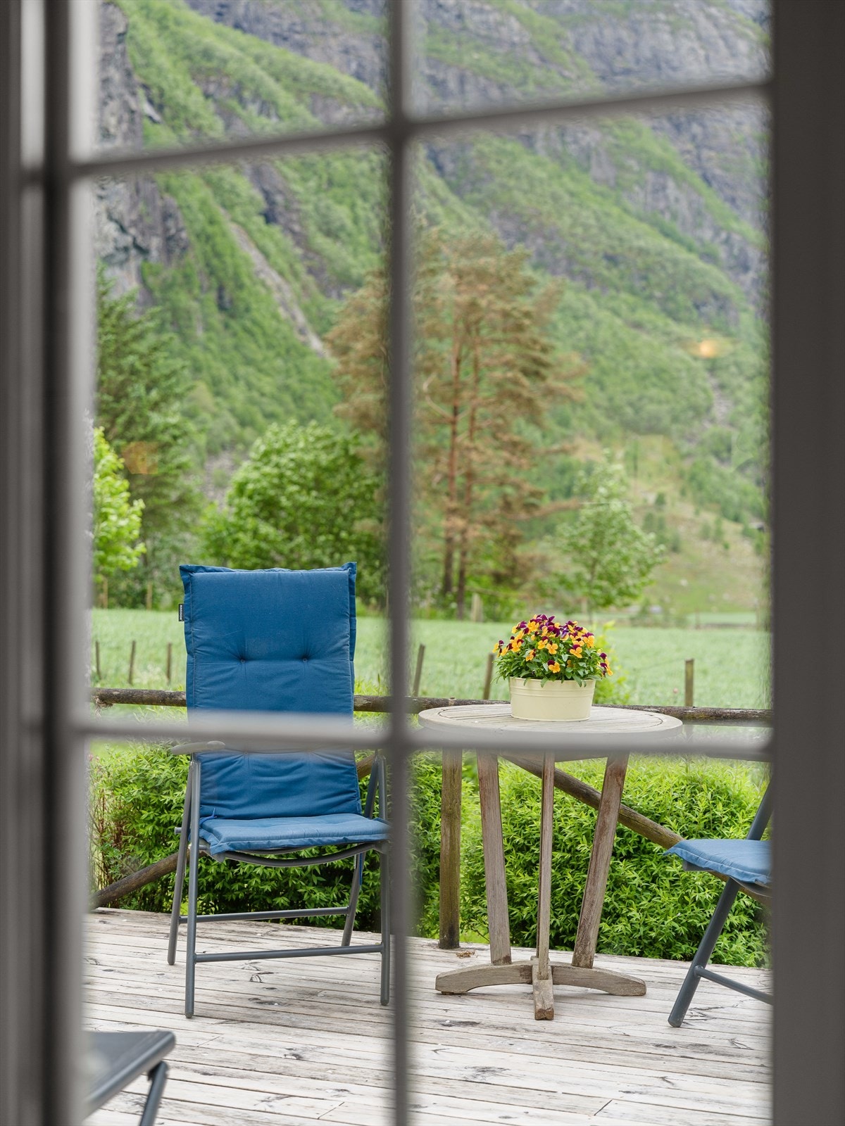 Utsikt fra stuen mot terrassen og landskapet utenfor. Galleribilde