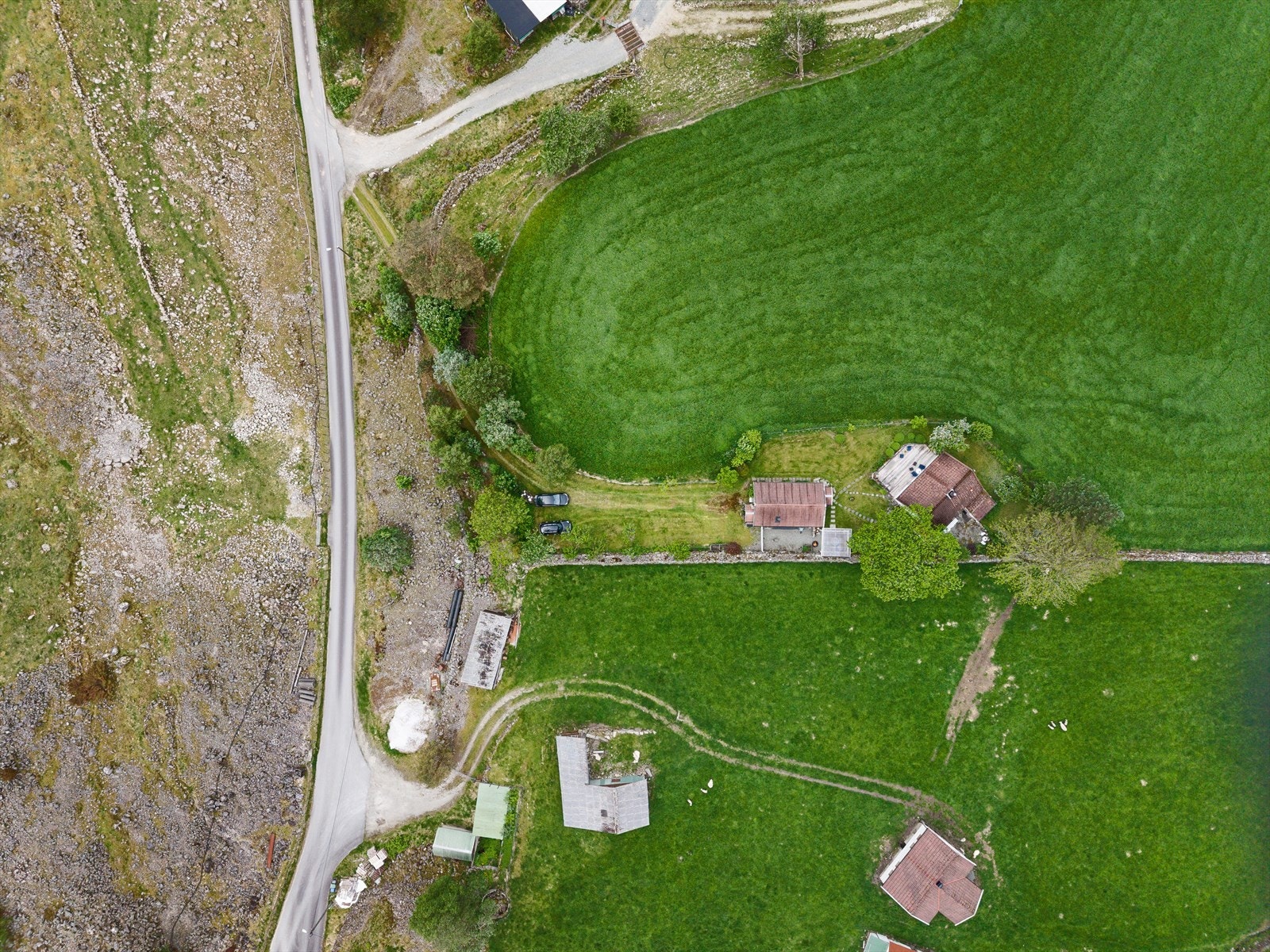 Eiendommen ligger i enden av Frafjorddalen, med enkel adkomst fra veien. Galleribilde