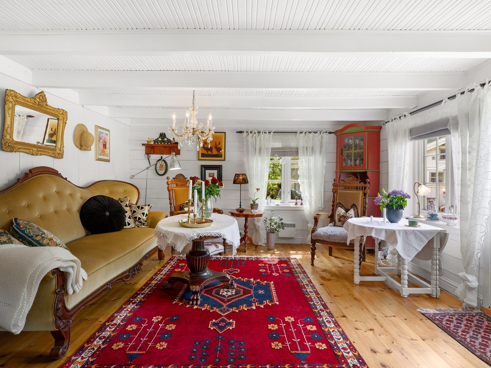 En gjennomført stil med tradisjonelle materialvalg og farger. Galleribilde