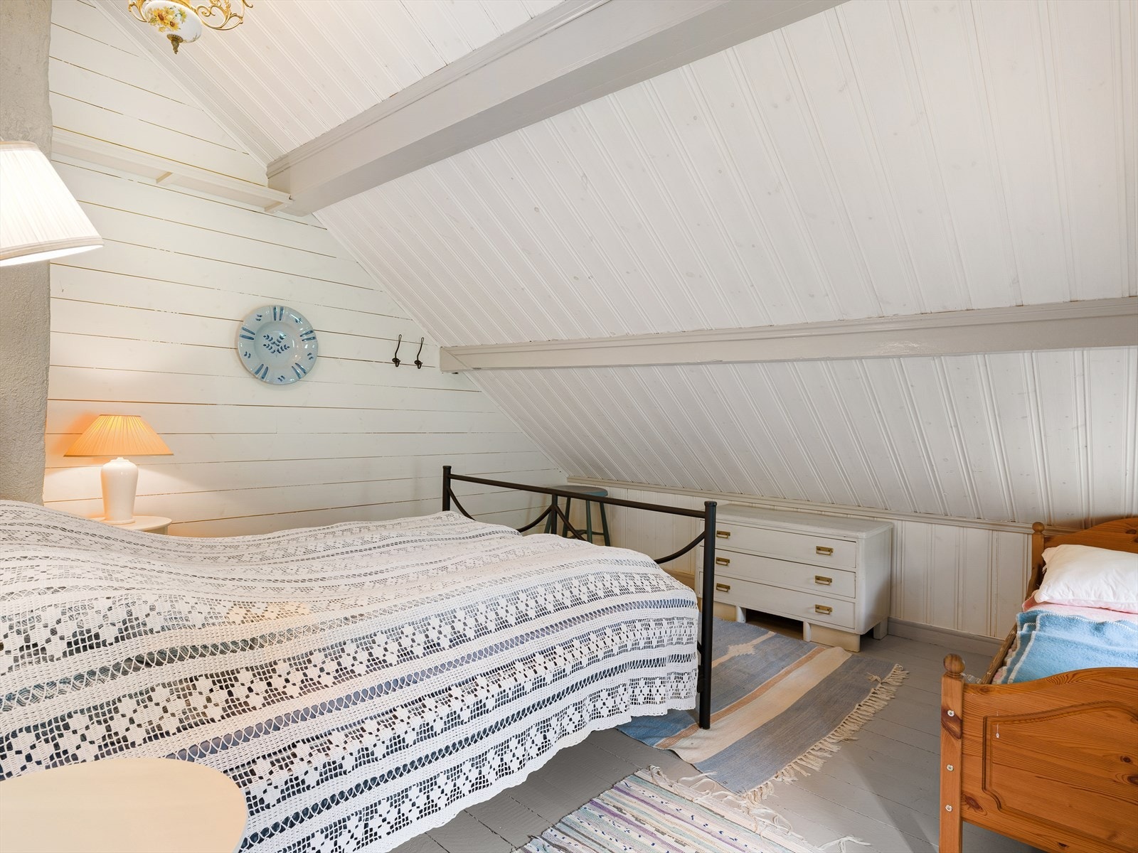 Gjennomgående materialbruk med trepanel på vegger og i himling. Galleribilde