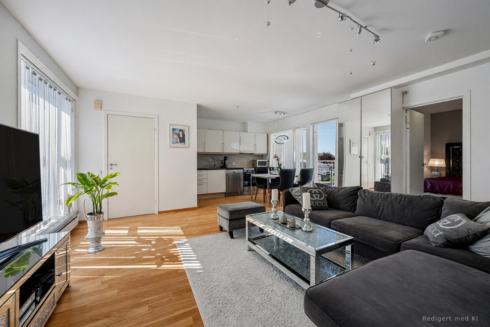 Stuen er romslig og enkel å møblere med plass til en stor sofagruppe. Galleribilde