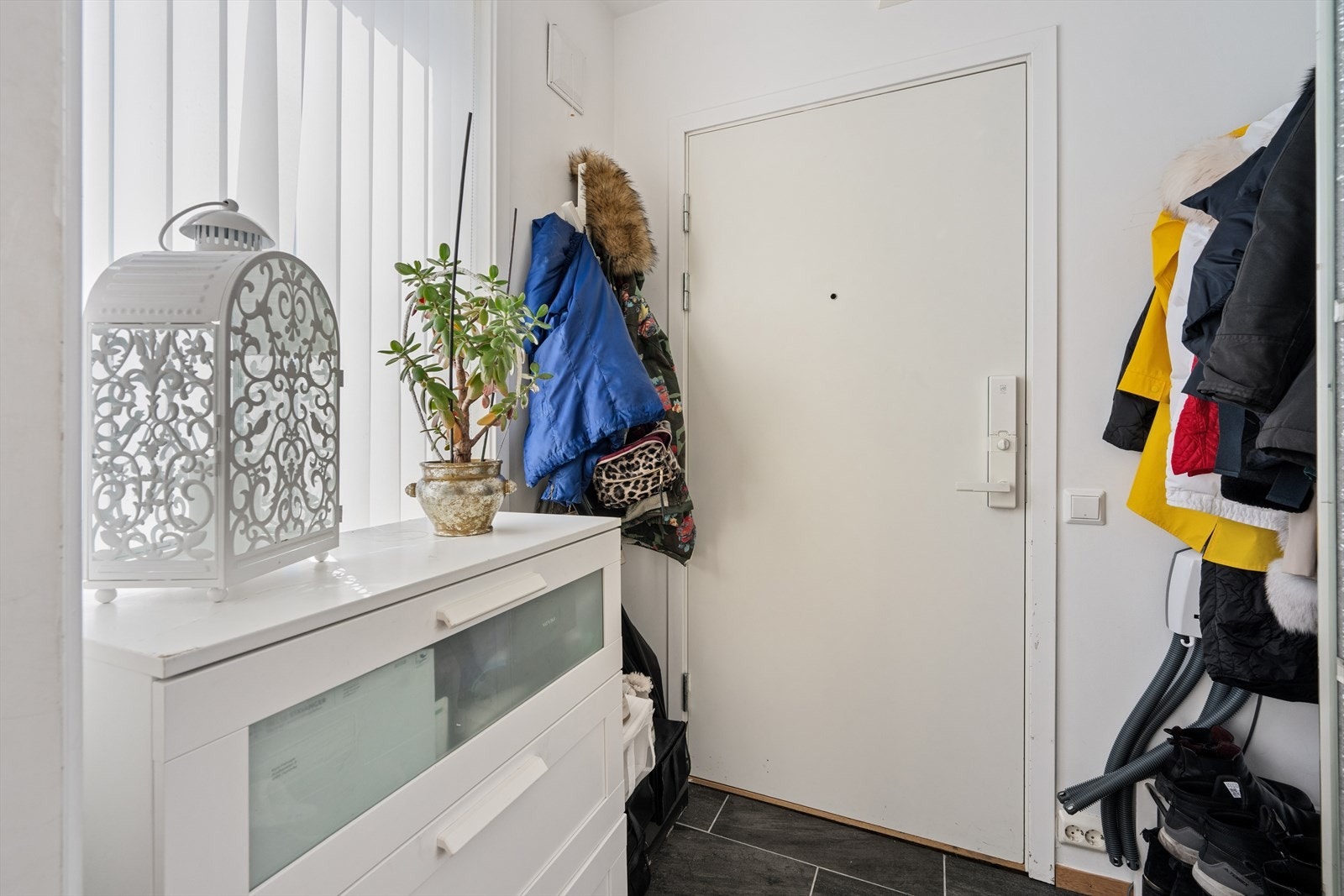 Entréen har plass til oppbevaring av yttertøy og sko. Galleribilde