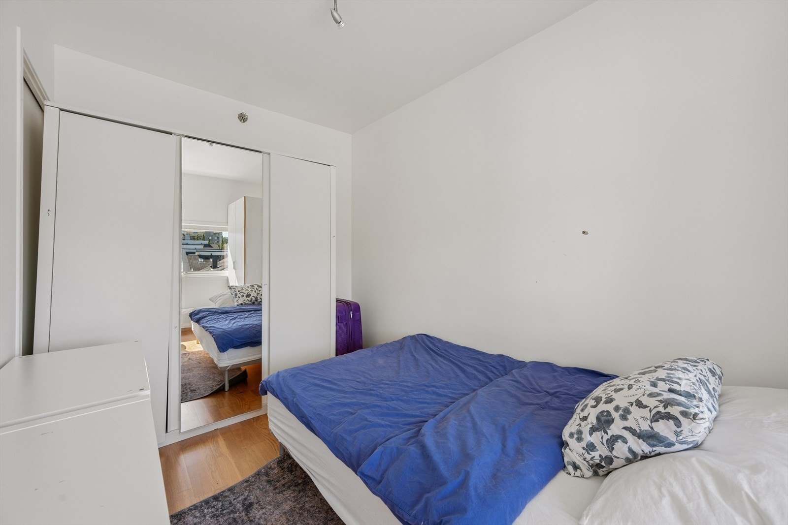 Det andre soverommet er utstyrt med en skyvedørsgarderobe med speilfronter. Galleribilde