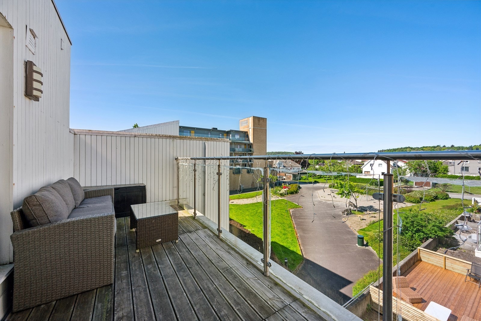 Fra balkongen har du utsyn over fellesområdene. Herfra er det kun ett minutts gange til Hundvågkrossen Senter. Galleribilde