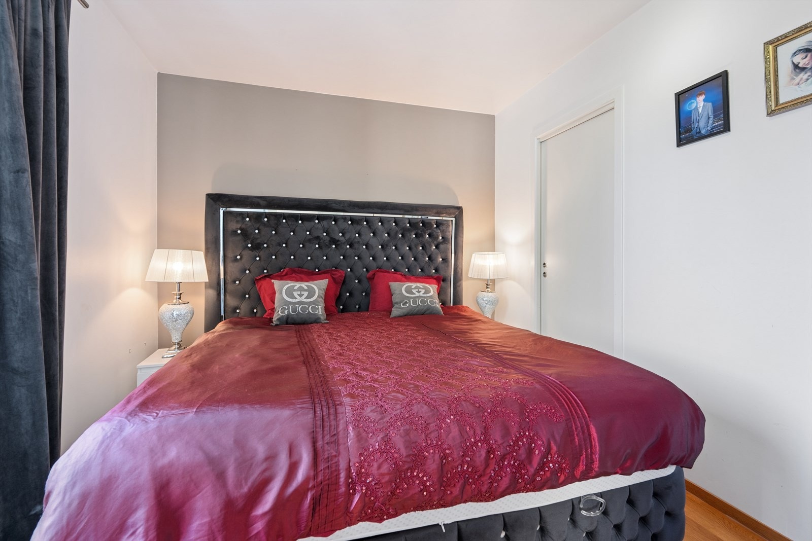 Hovedsoverommet har god plass til dobbeltseng og nattbord. Galleribilde