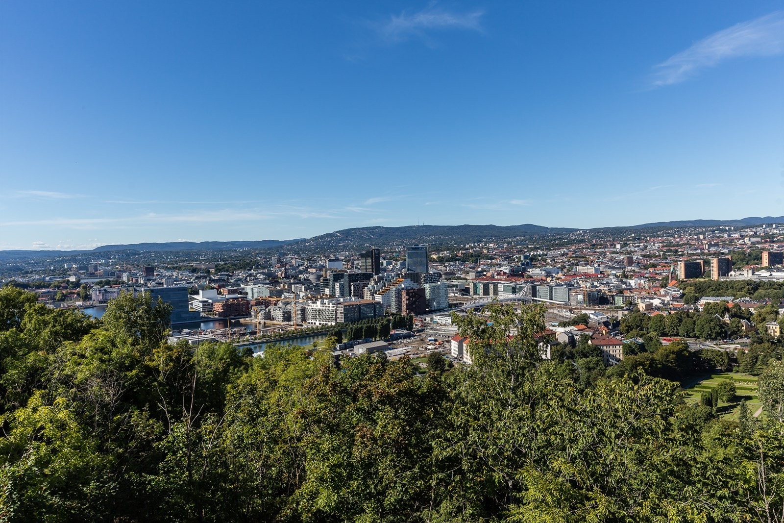 Et fint turmål er Ekeberg hvor du i tillegg til en fantastisk utsikt over Oslo by, kan besøke skulpturparken eller hvorfor ikke hygge seg på Ekebergrestauranten sin herlige uteservering Galleribilde