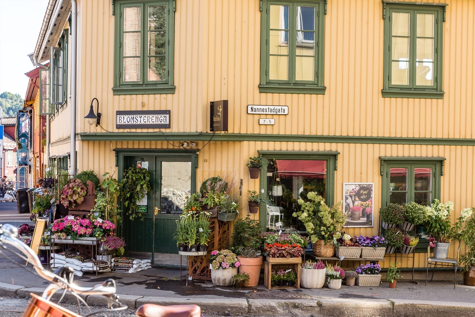 På Blomsterenga finner du all slags nydelige planter og buketter og annet tilbehør Galleribilde