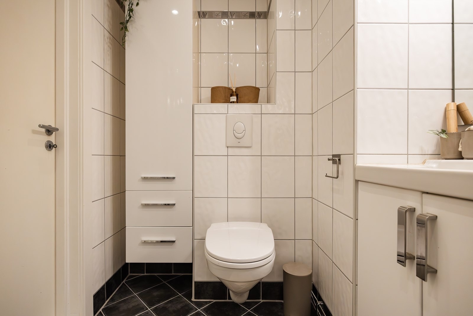 Badet har flislagt gulv med varmekabler, flislagte vegger samt malt himling med downlights som gir et moderne uttrykk. Galleribilde