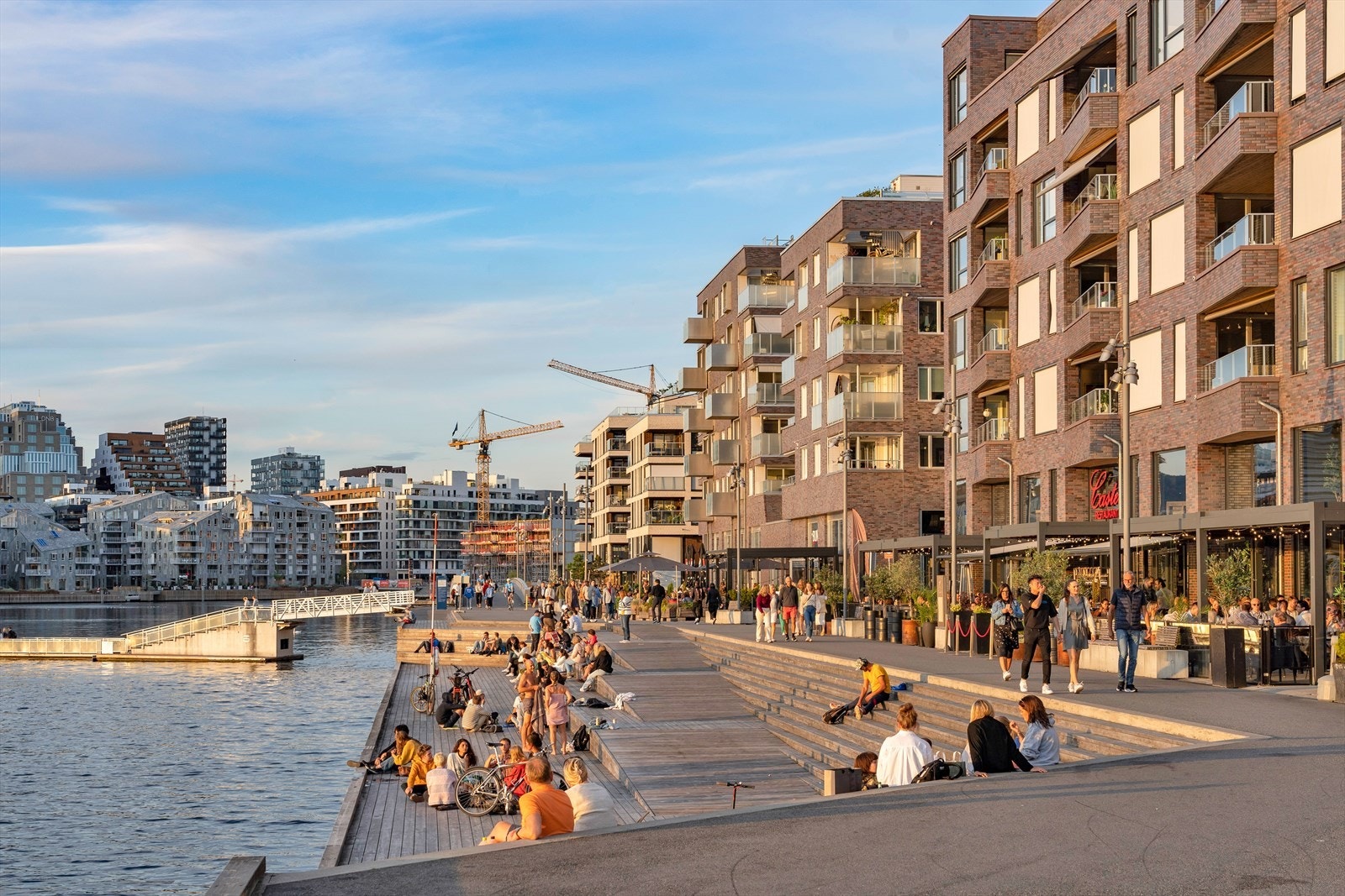 På Sørenga finner du et rikt utvalg av restauranter med hyggelige uteserveringer Galleribilde