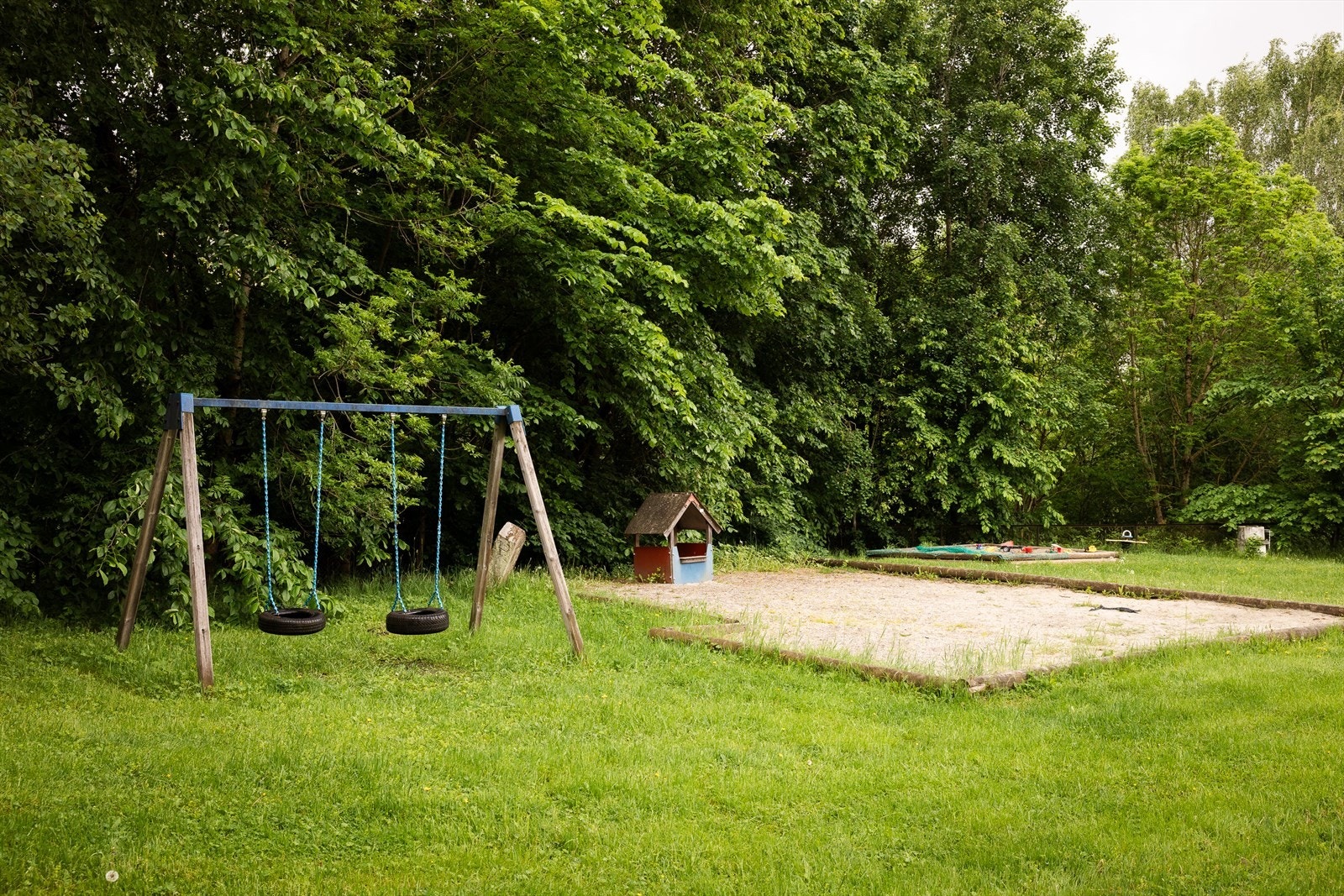 Det finnes også lekeområder for de minste, her med både huskestativ og sandkasse. Galleribilde