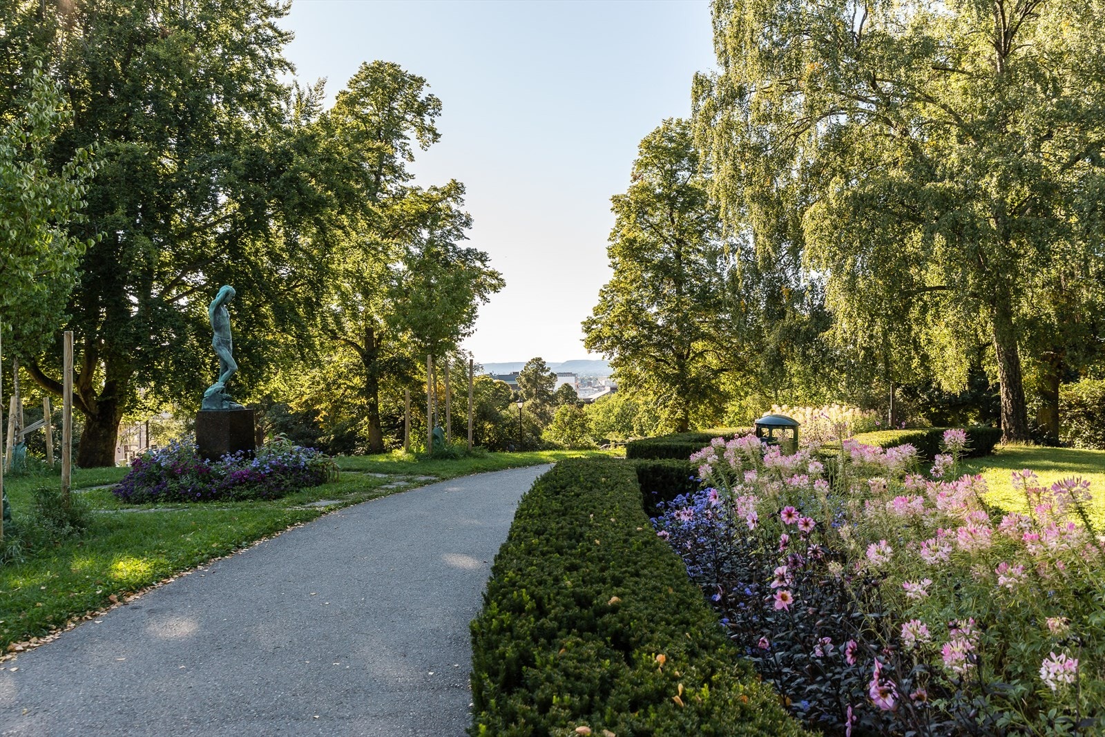 Vakre Kampen park ligger en kort rusletur unna og er en fantastisk flott og grønn oase som ligger høyt og fritt til med utsikt over deler av Oslo by Galleribilde