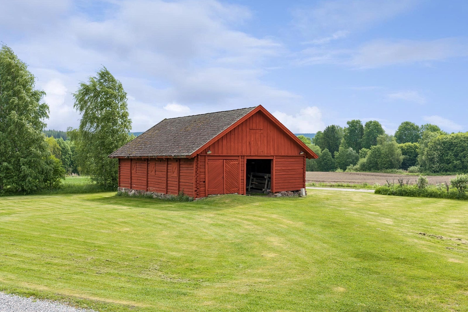 I tillegg til bolighusene finnes det flere andre bygninger på eiendommen. Galleribilde