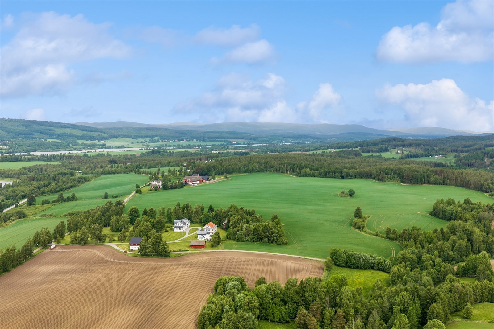 Til eiendommen hører 230,1 dekar fulldyrket jord og 1274 dekar produktiv skog. Galleribilde