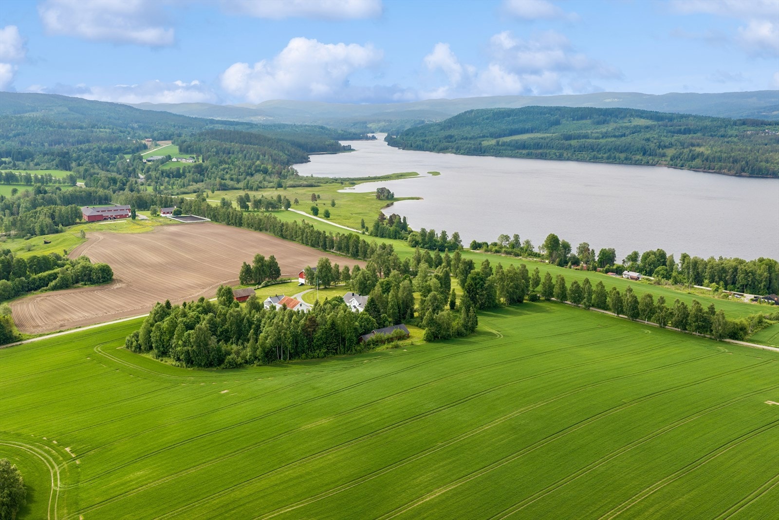 Eiendommen ligger landlig og usjenert til ved Vingersjøen, med åpent kulturlandskap som nærmeste nabo. Galleribilde