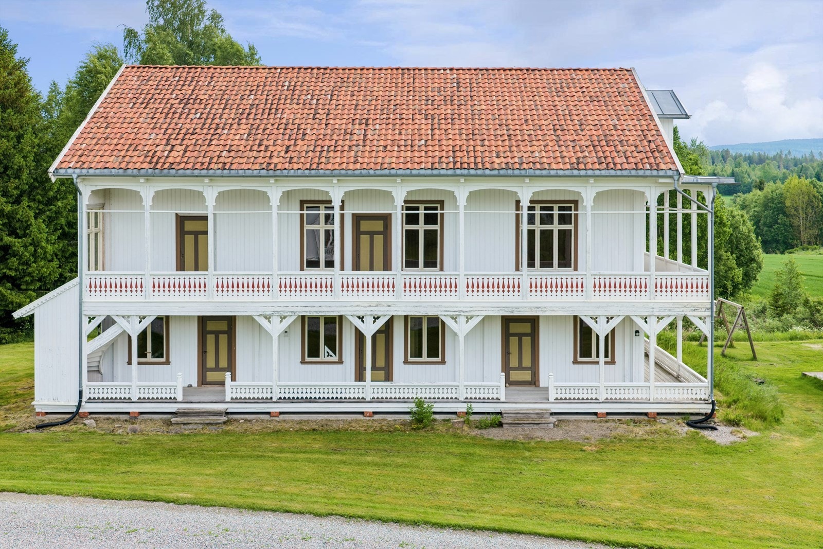 "Slottet" er også oppført i sveitserstil og har svalganger i begge etasjer. Galleribilde