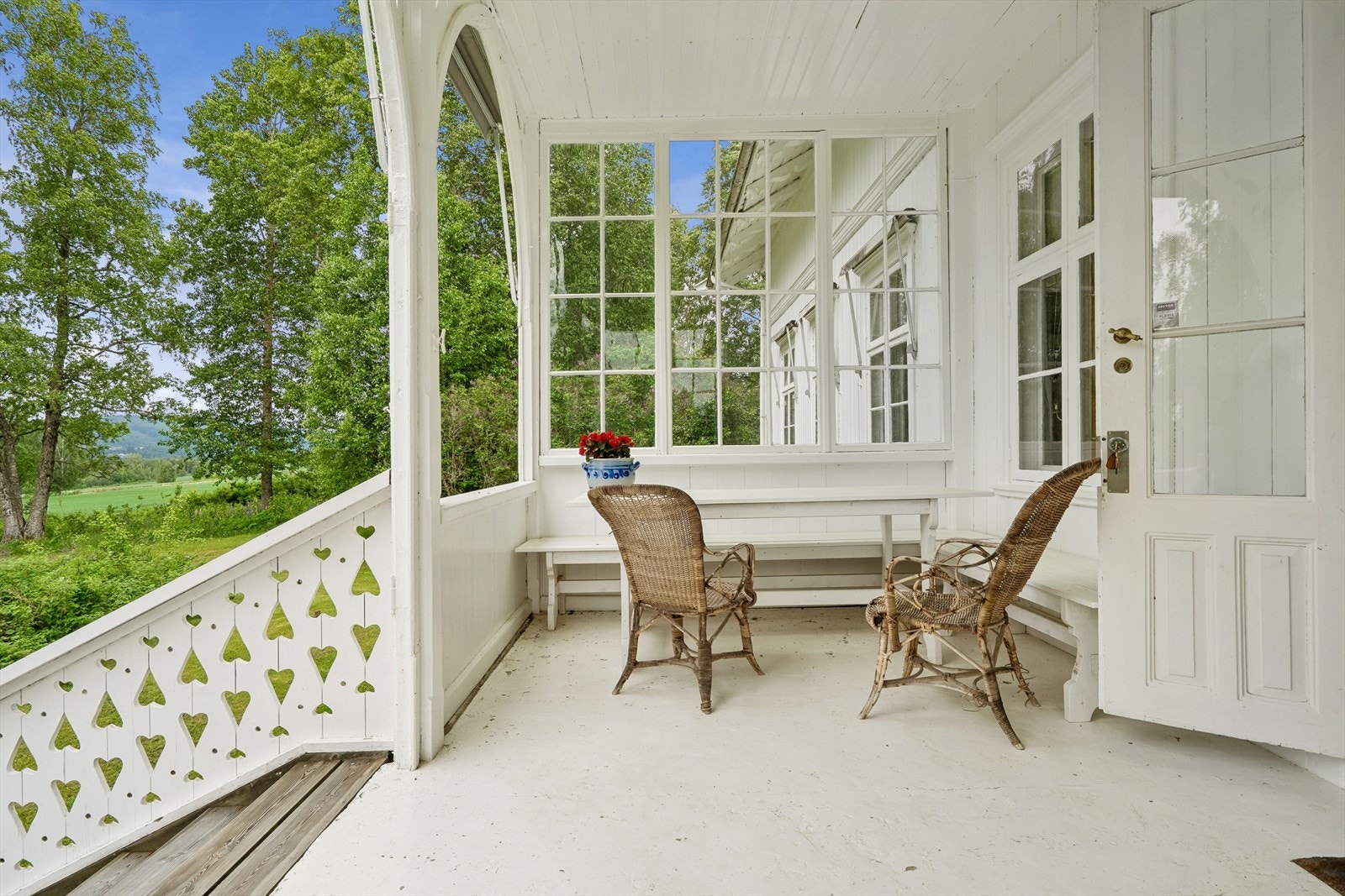 Verandaen er utsmykket med detaljer i sveitserstil, som formskårne rekkverksbord. Galleribilde