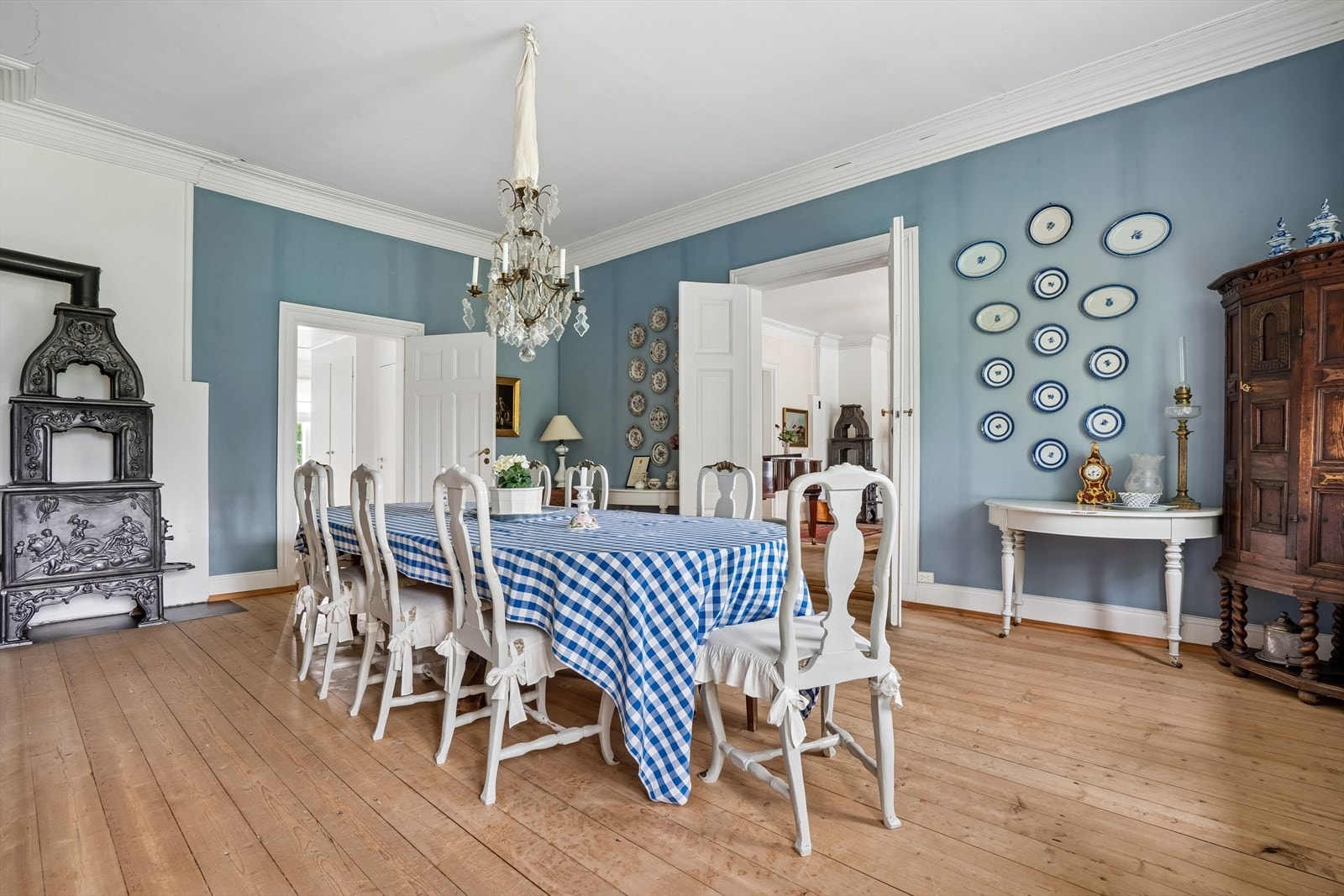 Spisestuen har god plass for store selskaper og er utstyrt med en klassisk vedovn. Galleribilde