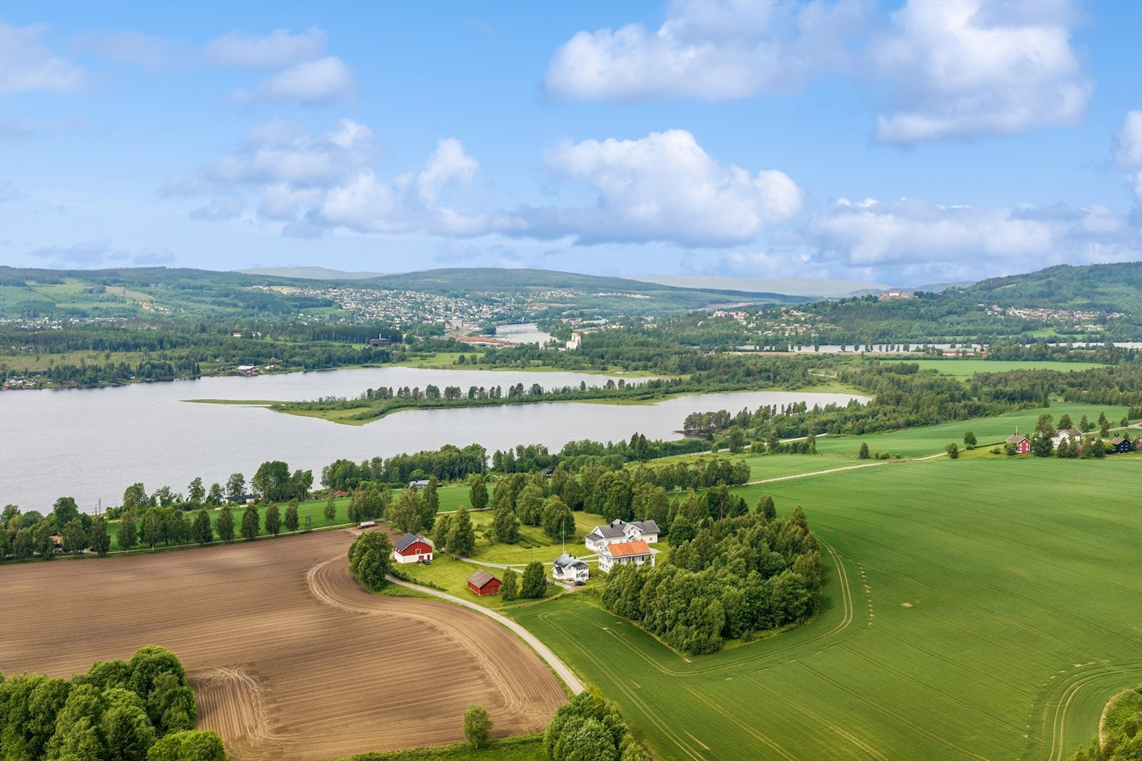 Beliggenheten kombinerer landlig stillhet med kort vei til Kongsvinger sentrum, kun seks minutters kjøring til stasjonen. Galleribilde