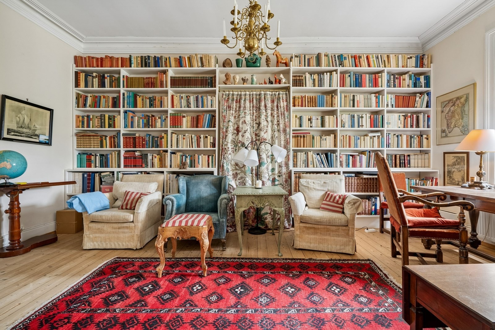 En av stuene er innredet som bibliotek, med plassbygde bokhyller fra gulv til tak. Galleribilde