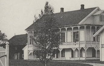 Sanatoriet, Slottet, var opprinnelig en stor, laftet loftsbygning fra 1700-tallet. Bygningen ble i 2018 fredet av Riksantikvaren. Galleribilde