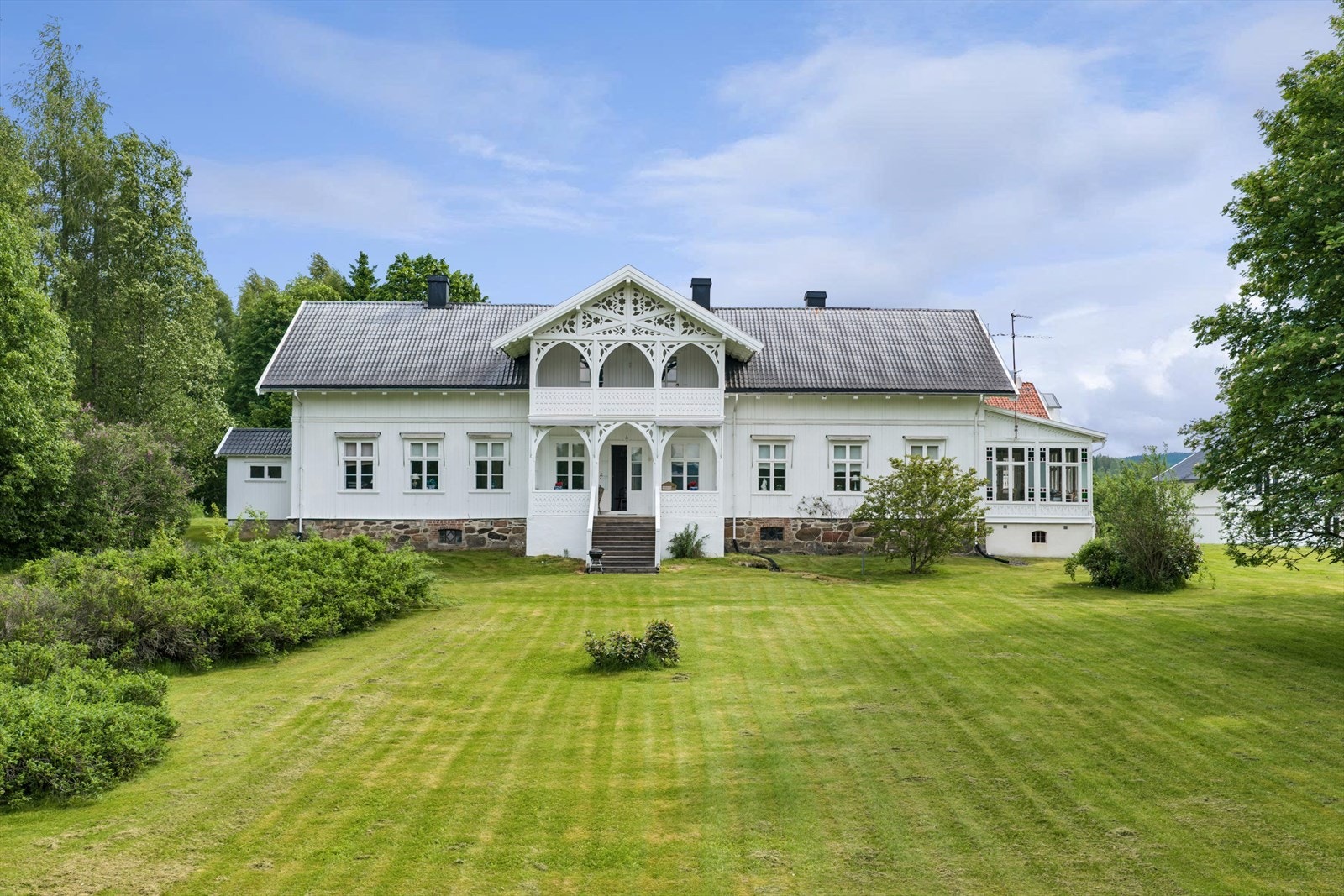 Historisk gårdseiendom fra 1860. Eiendommen består av to separate bolighus, Våningshus og Kårbolig, i sjarmerende sveitserstil med originale detaljer. Galleribilde