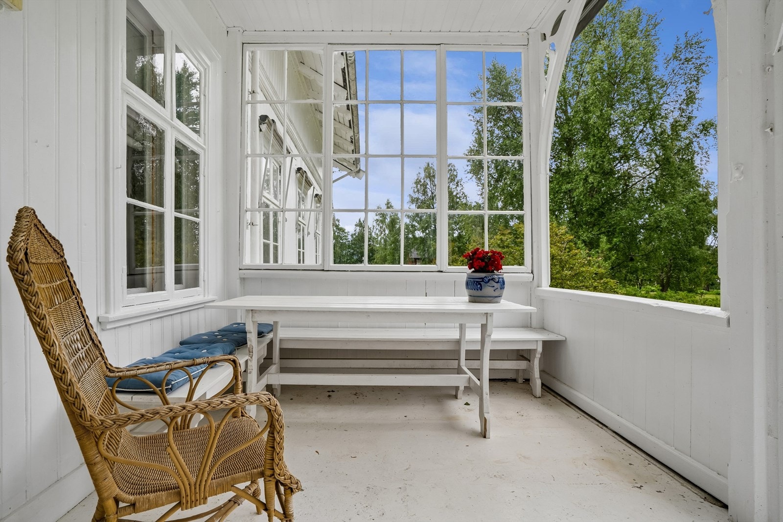 Verandaen er et lunt og hyggelig oppholdsrom med utsikt mot hagen. Galleribilde