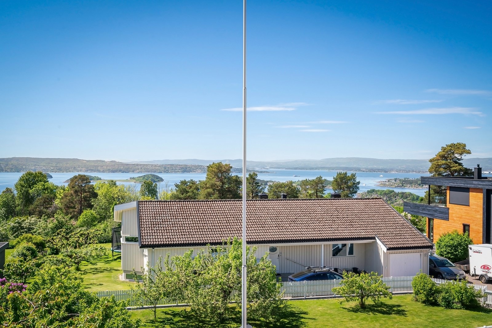 Boligen har en fantastisk beliggenhet med utsikt over Oslofjorden, Nesodden m.m. Galleribilde