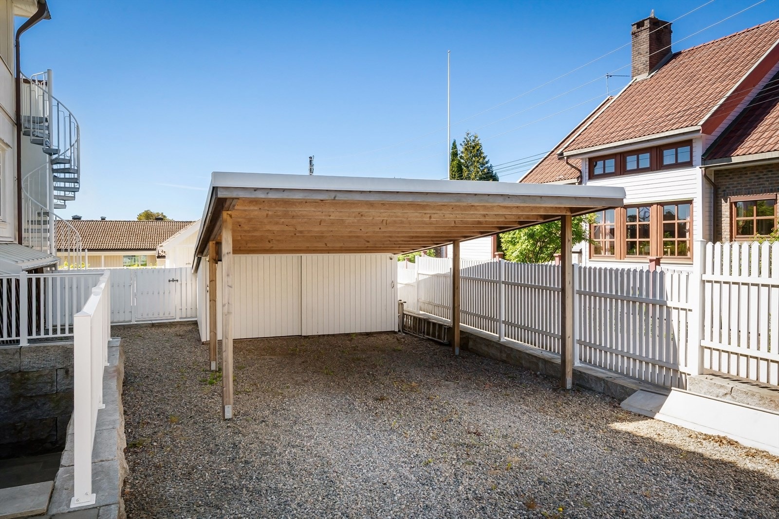 Det medfølger elbillader i carport Galleribilde