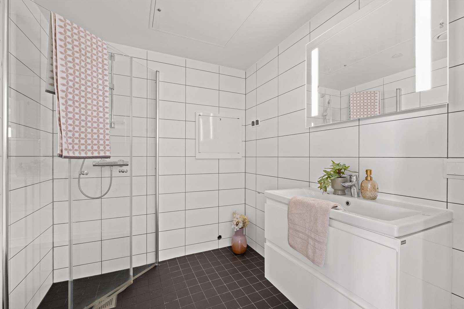 Stilrent bad på 4,1 m² med moderne løsninger og god utnyttelse av plassen. Galleribilde